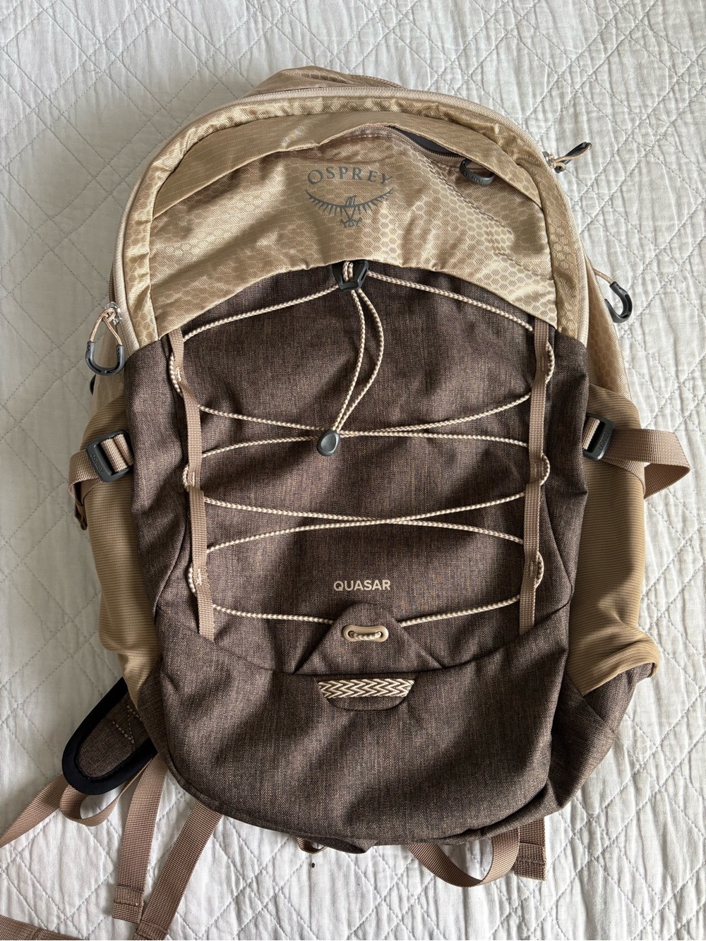 Osprey Quasar 26L commuter backpack in Alpaca Tan/Latte Brown Heather